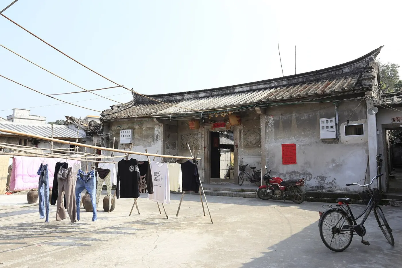 潮汕民居宅院正面,硬山顶燕尾脊