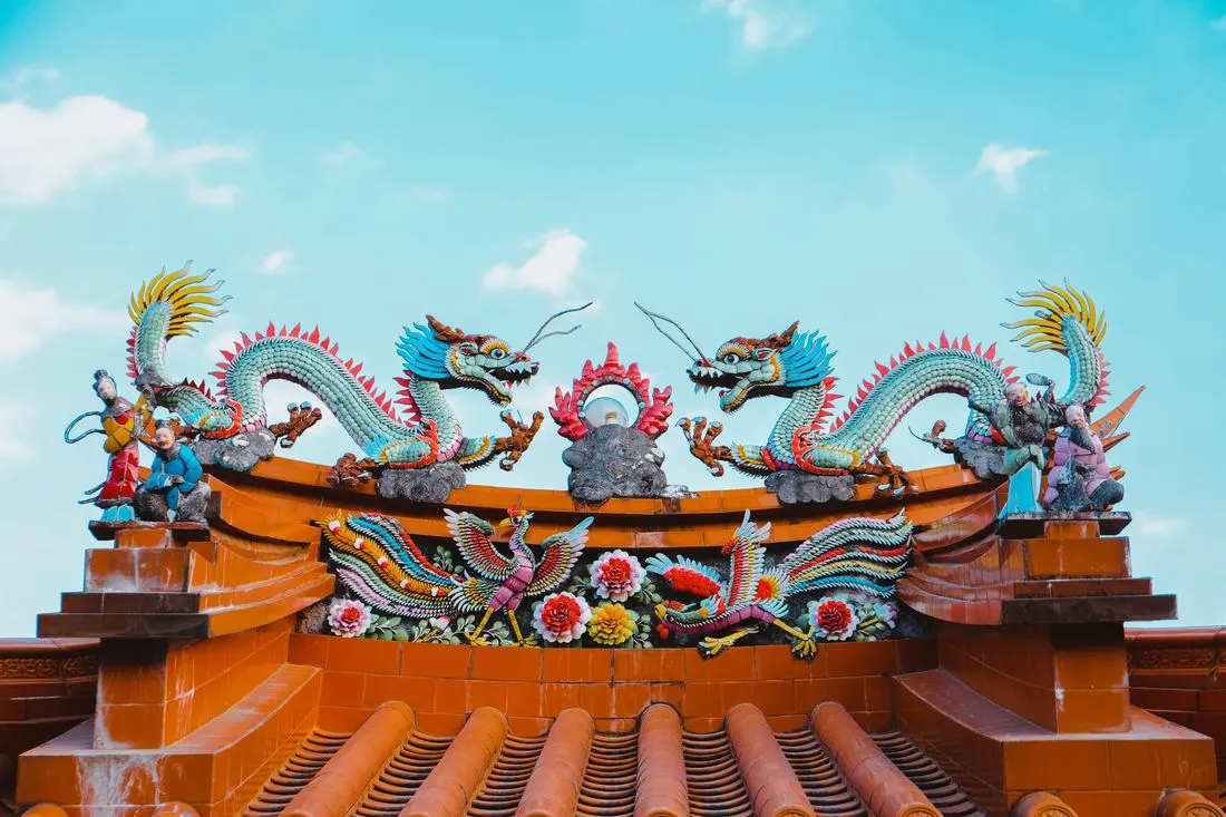一条完整正脊：中段双龙腾跃，两端收头。