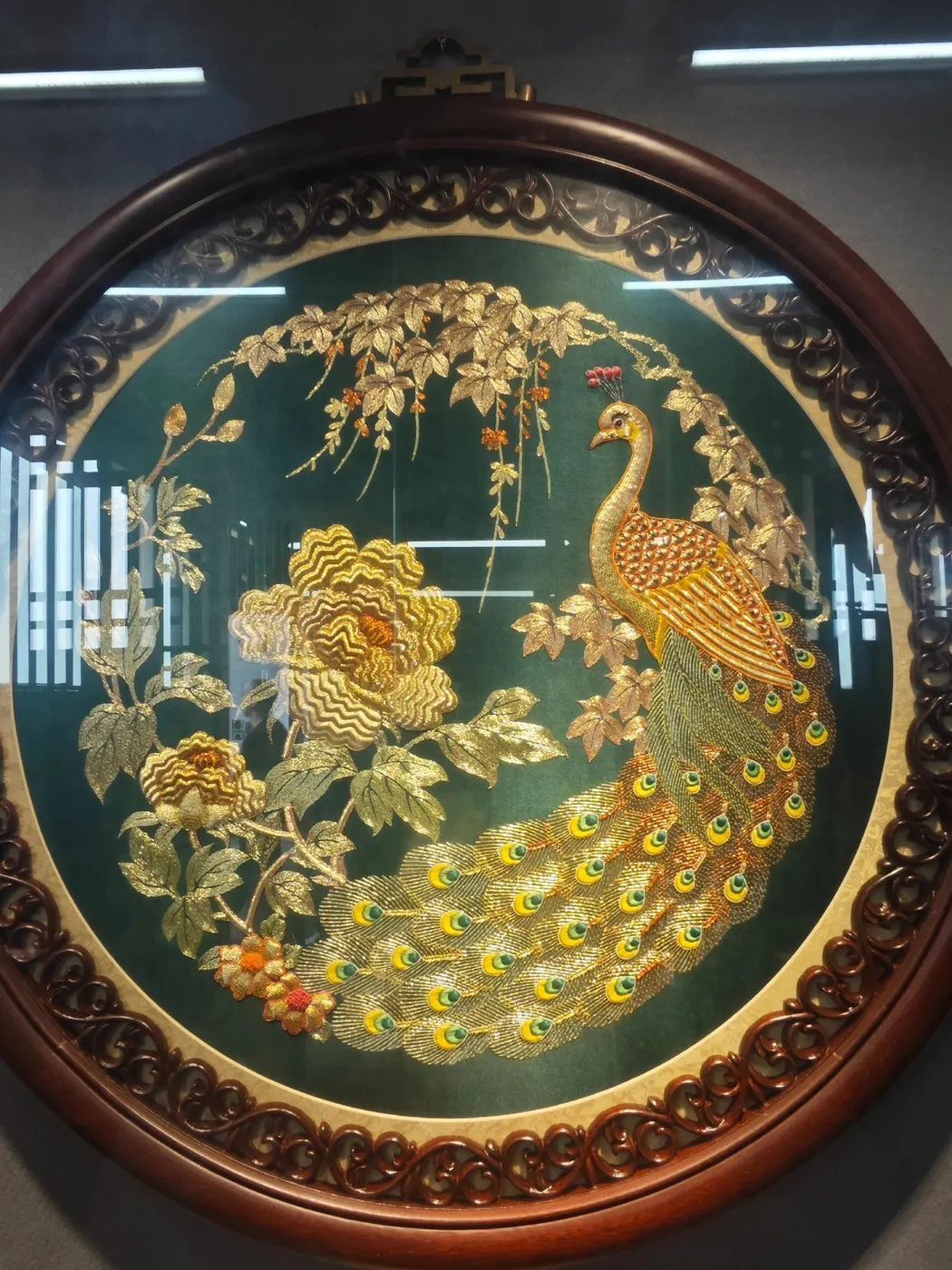 圆盘绣孔雀:金线勾出翎羽,是潮绣常见的题材。图源:抖音 @我心飞翔,3 月 7 日。