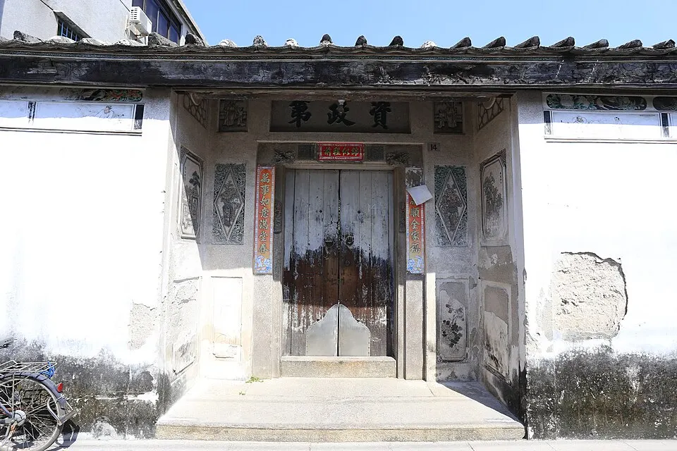 潮州老城民居门厅:门向内退进一格,门前石阶,门楣挂匾