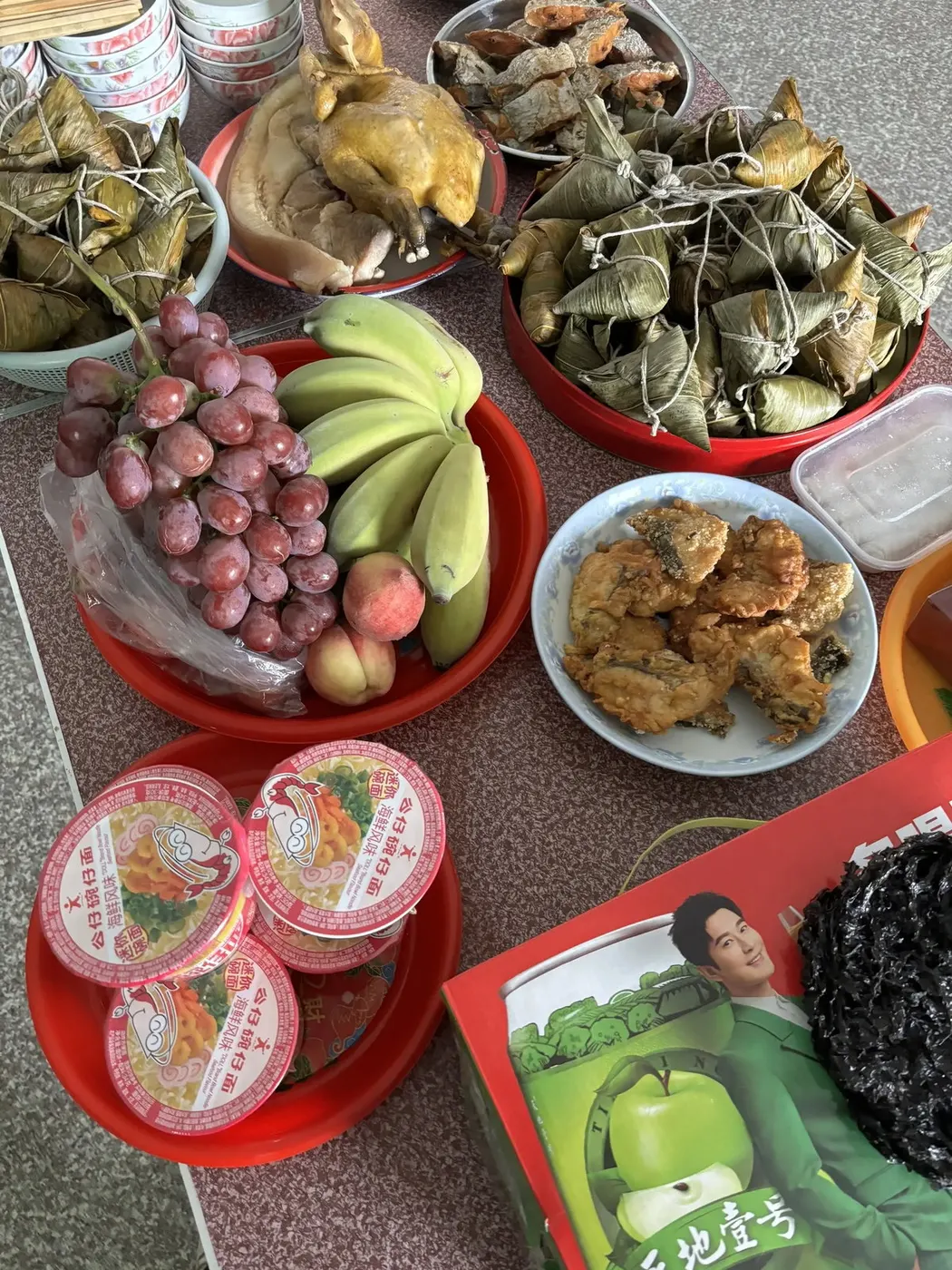拜神的供桌,摆熟鸡、粿品与水果