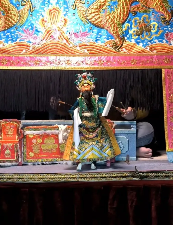 铁枝木偶的戏台:偶在台前窗子里,操偶人在幕后就位。