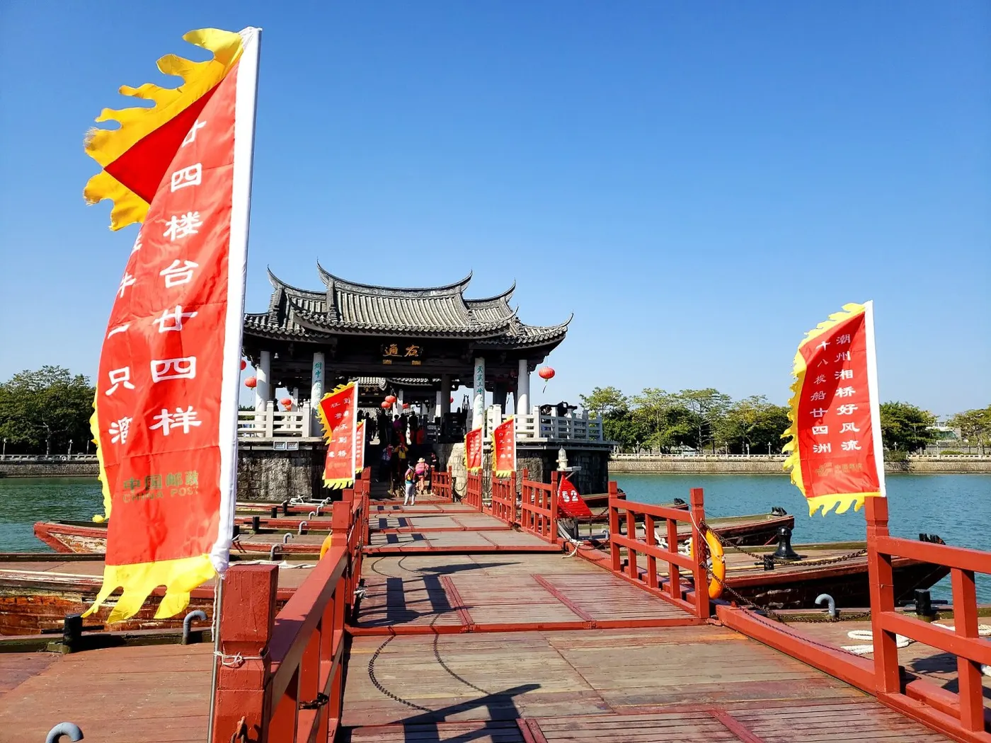 广济桥桥面与亭台