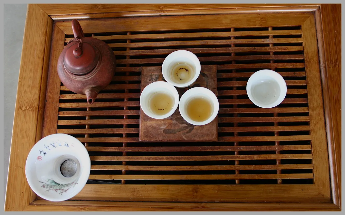 工夫茶具：茶壶、盖碗与三只小杯