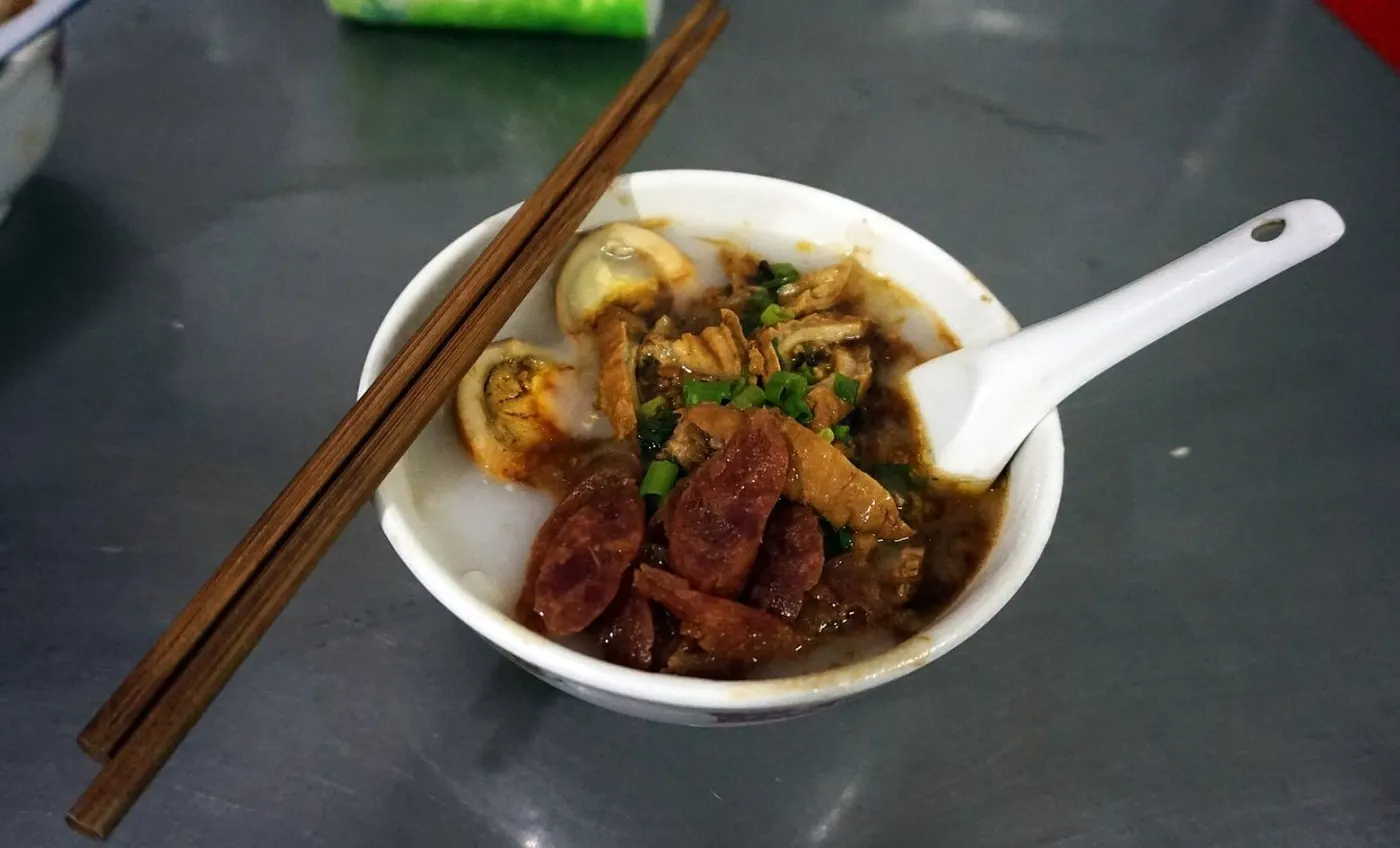 一碗粿汁，浇卤汁，配卤肠、卤肉与卤蛋