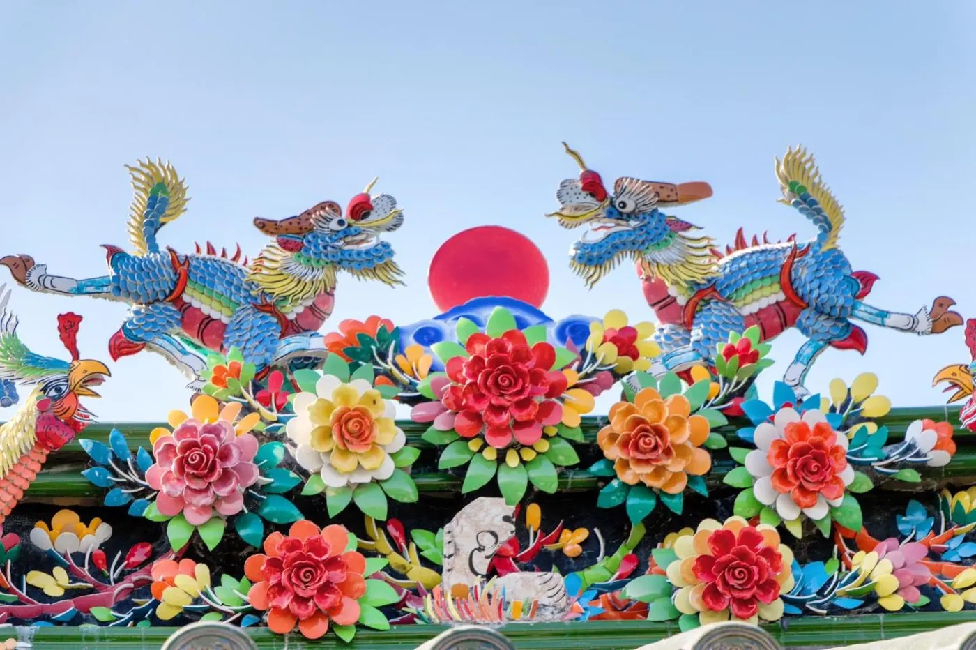 潮州嵌瓷屋脊:碎瓷片嵌出双龙与牡丹、四季花鸟