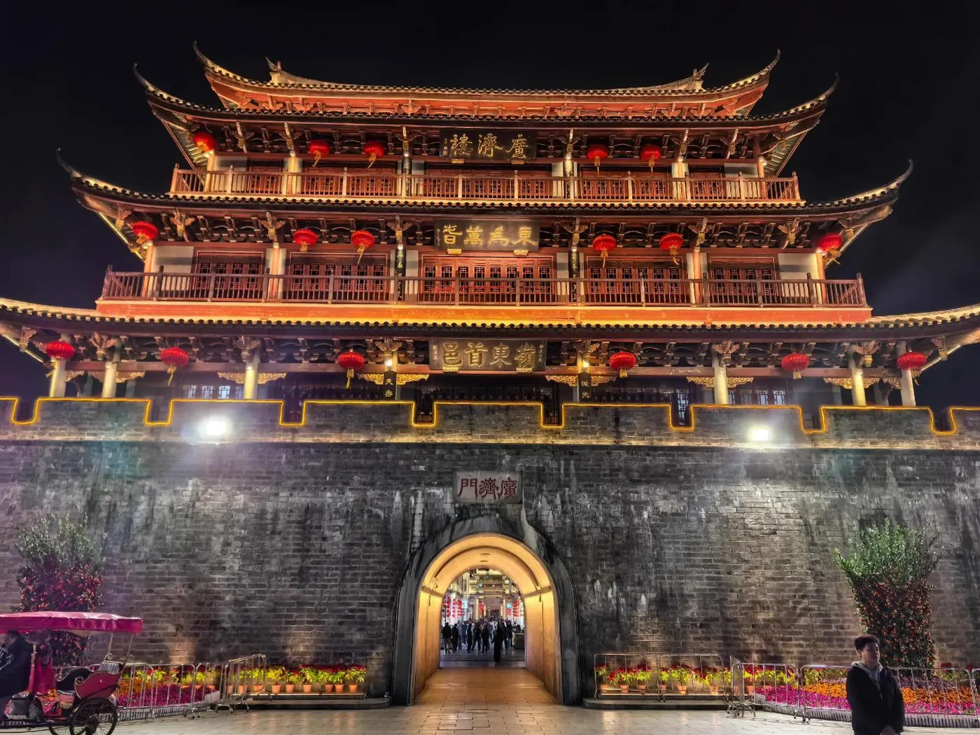 潮州广济门城楼夜景,石砌城墙与三重檐城楼