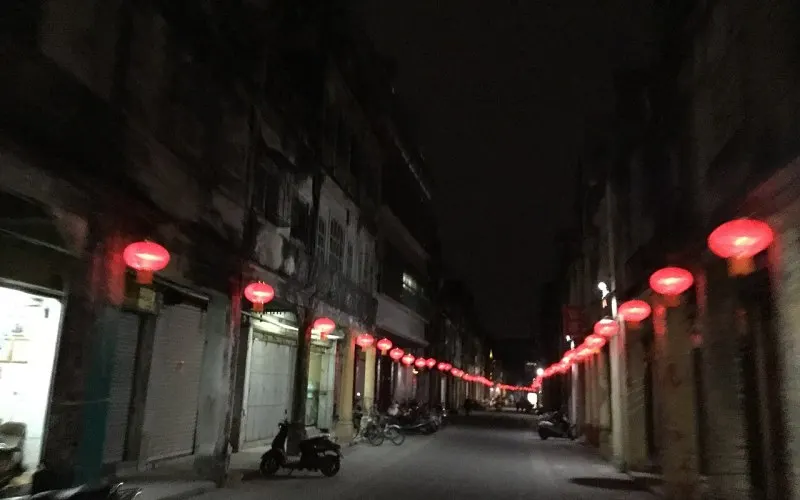 揭阳老城中山路夜景：骑楼廊下挂红灯笼