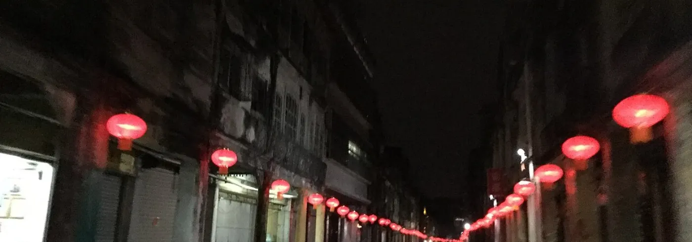 揭阳老城中山路夜景:骑楼廊下挂红灯笼