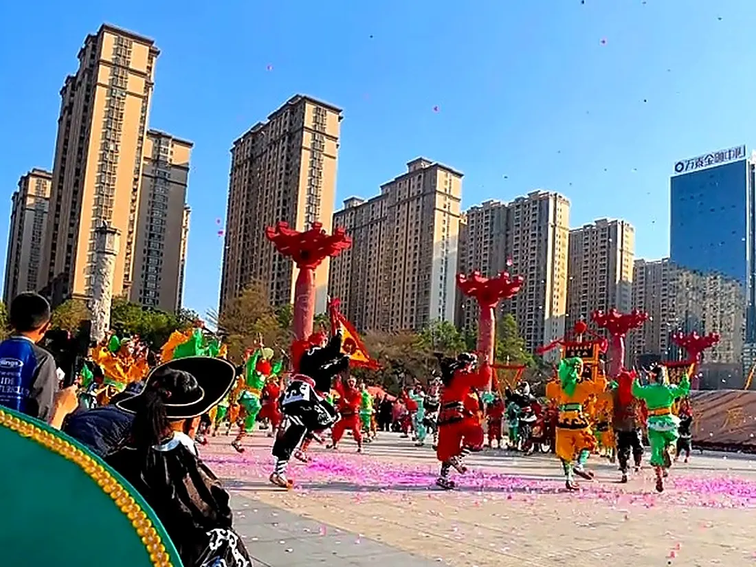 廣場上隊伍散開，背景是成排高樓