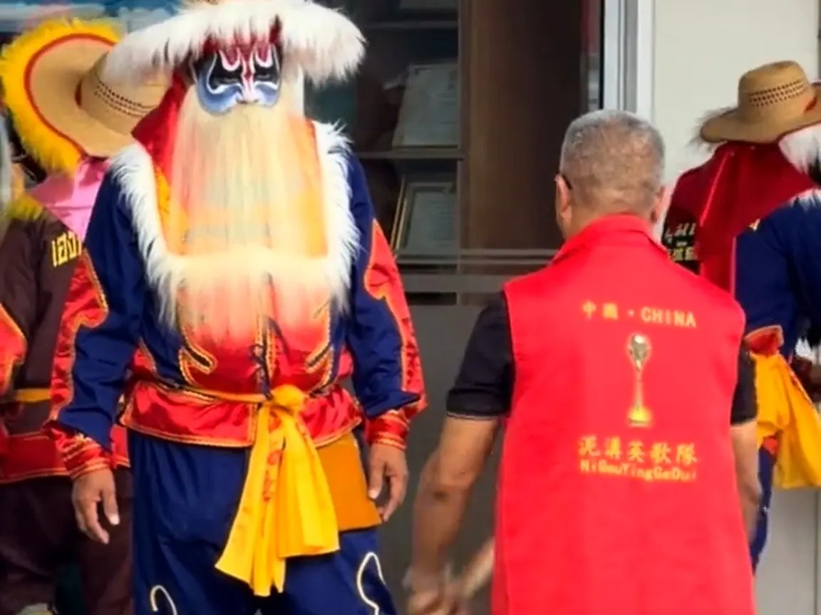 紅背心上印著泥溝英歌隊，前頭一名掛須隊員正待上場