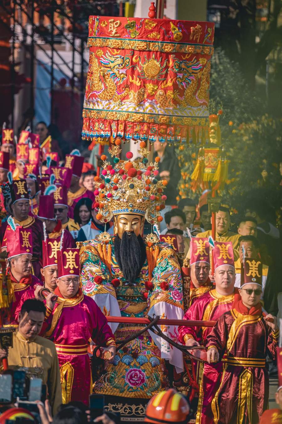 香亭与随行的仪仗