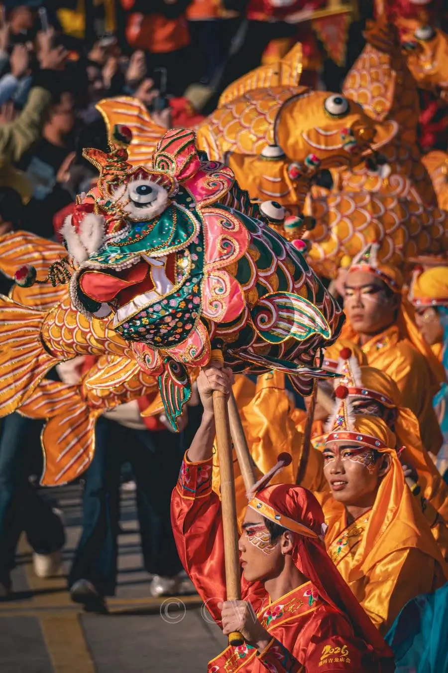 青狮队经过人群