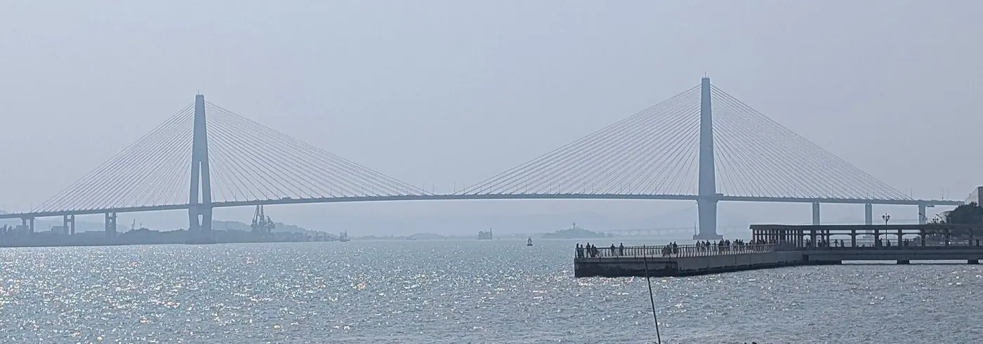 礐石大桥:双塔斜拉桥横跨江面,近处是码头