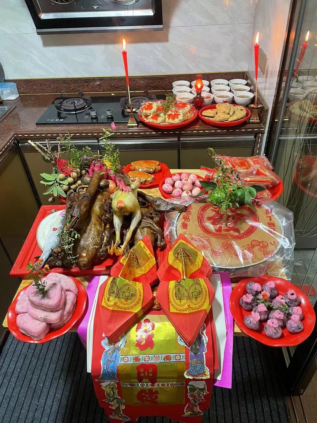 供桌上一盘寿桃与红蛋，旁边是整鸡、卤味与红桃粿。图源：抖音 @林姐，2023 年 8 月 22 日。
