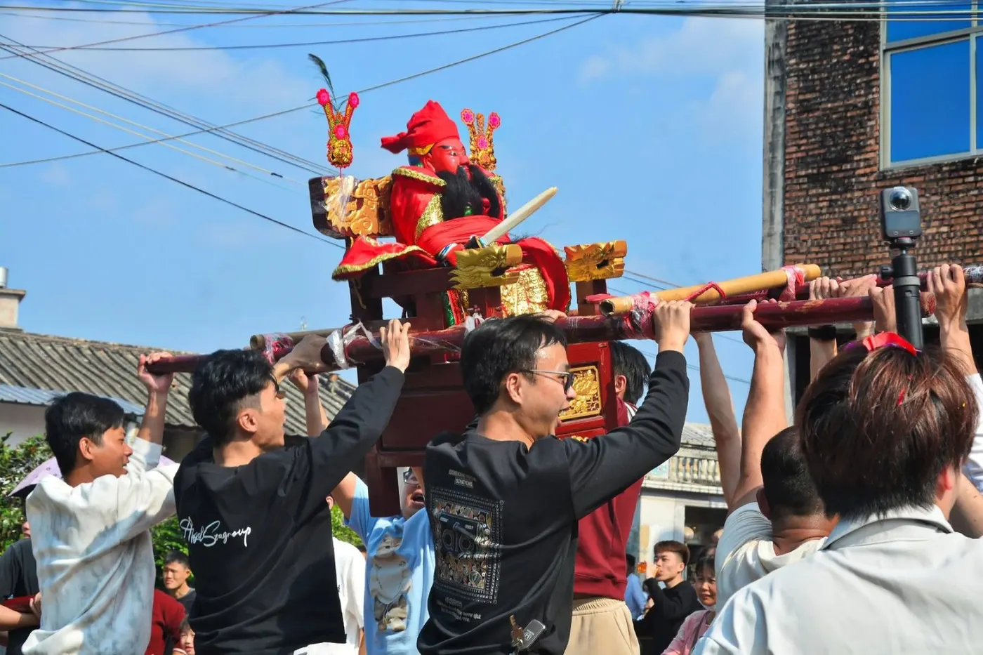 普宁大坝陂乌村三山国王圣驾出巡,神轿起驾过村道——这是分庙的出游,不是祖庙祭典