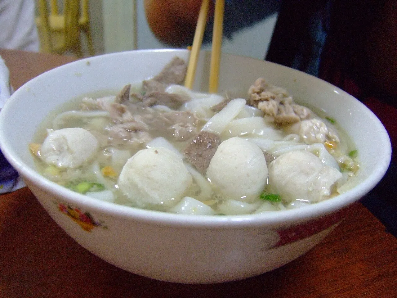 一碗潮汕汤粉，碗里有肉丸、鱼丸片与肉片