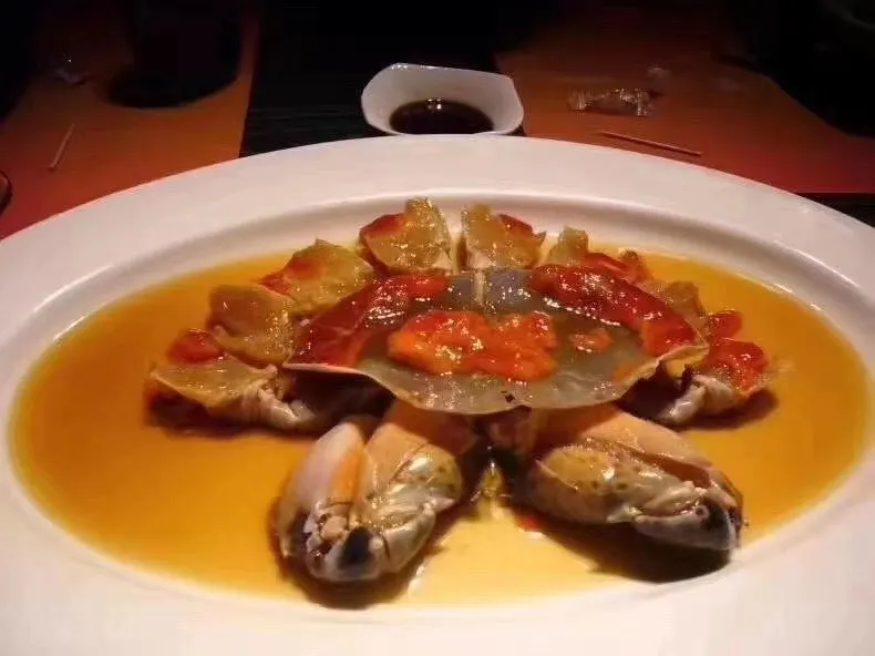 斩件生腌的蟹,浸在酱油蒜椒汁里