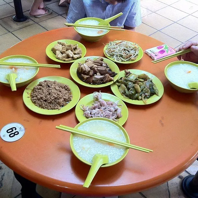 一桌四碗白粥,配卤肉、鱿鱼、咸菜、花生