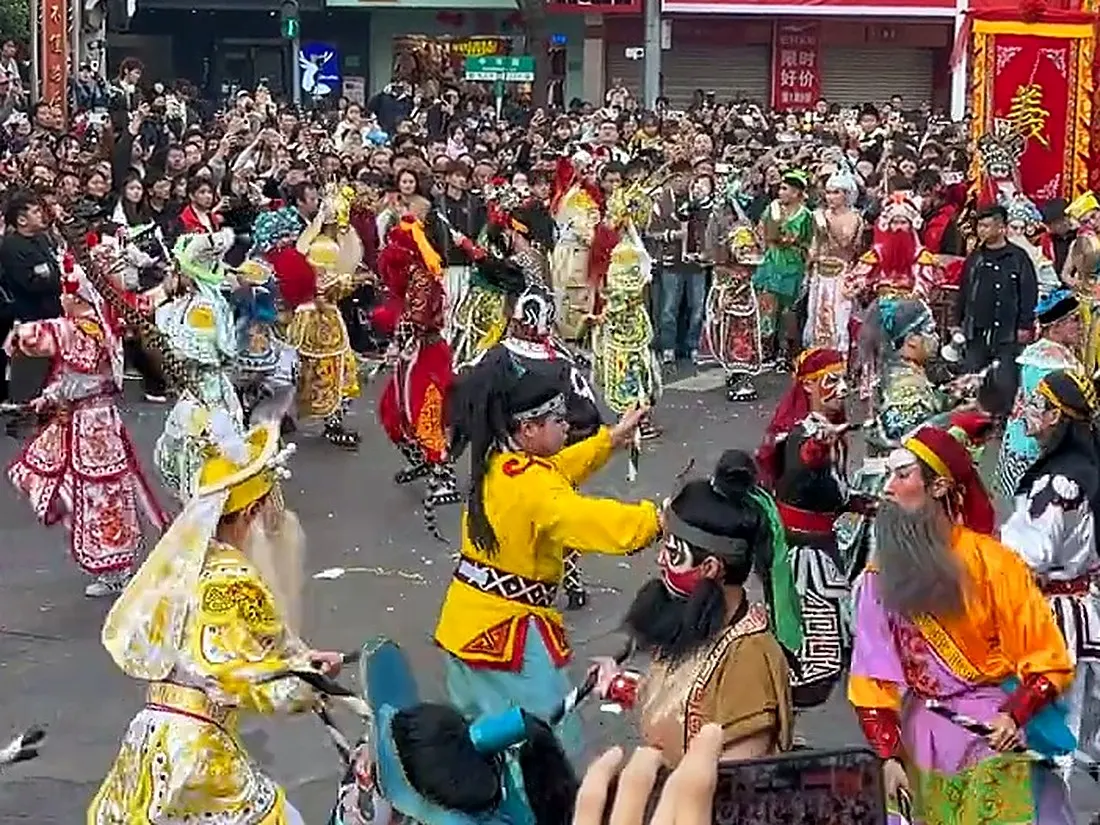 街面巡遊，隊伍從人群中間穿過