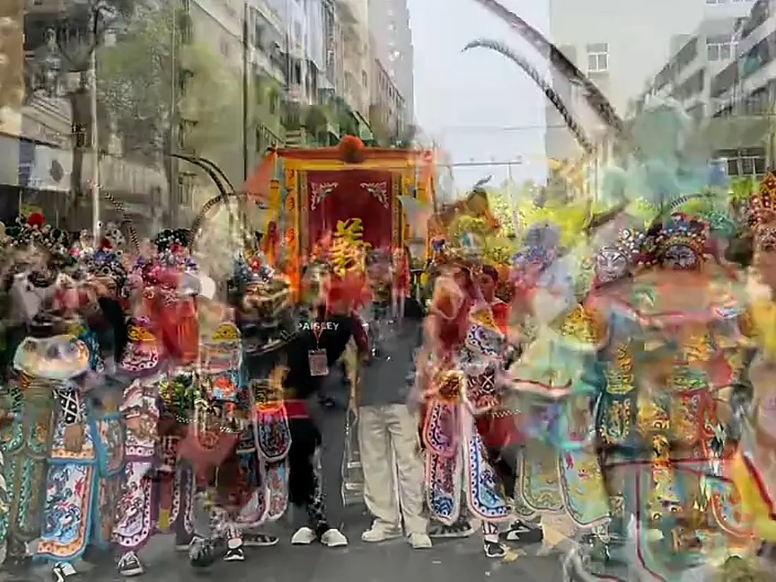 街面巡遊，隊伍拉成一列