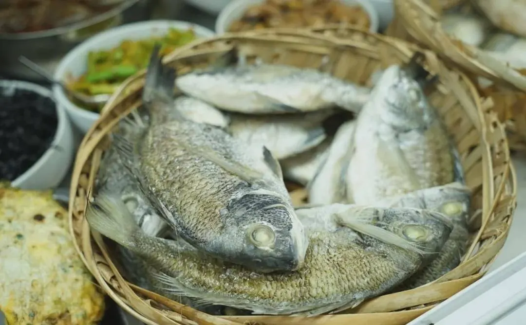 潮汕鱼饭,竹筐里码着的熟鱼