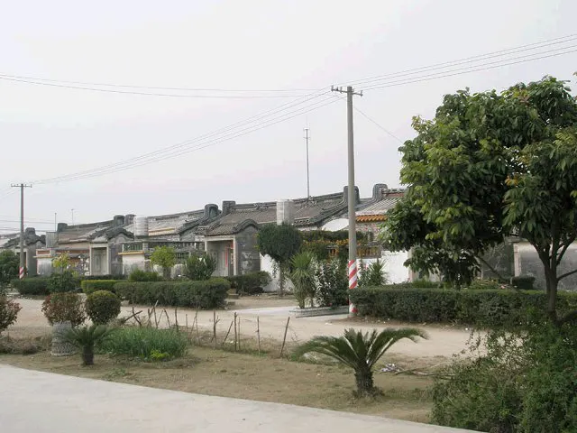 成排连片的下山虎民居,院墙与巷道