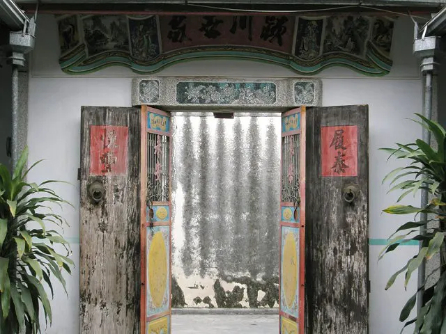 下山虎的门厅与内门额,门扇贴红联,进门即厅