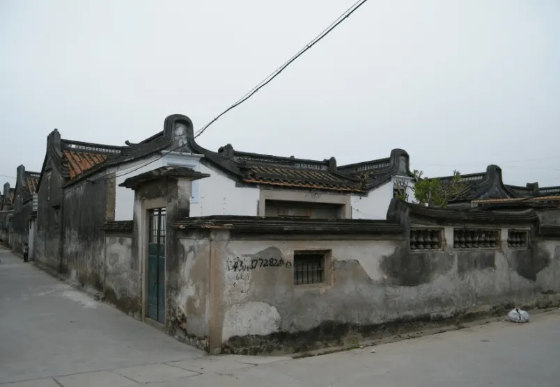 一座下山虎的外墙与门楼,院墙围出前院,山墙顶起翘
