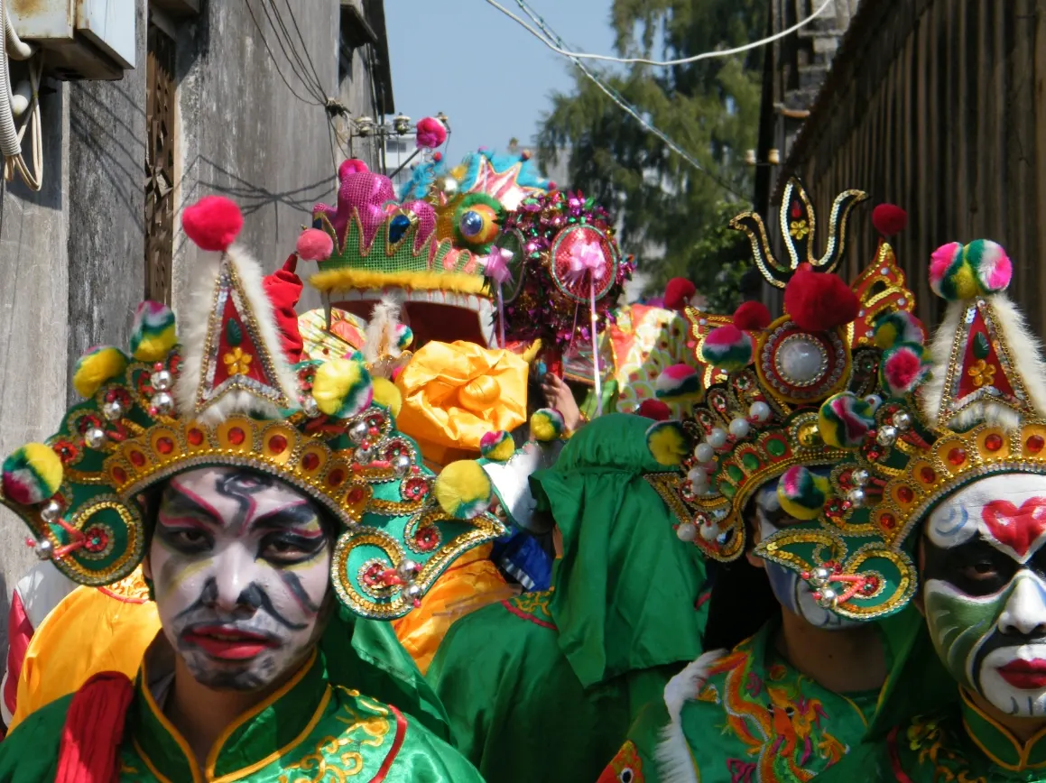 達濠達埠巡遊，隊員勾臉成排。圖：Ixioini