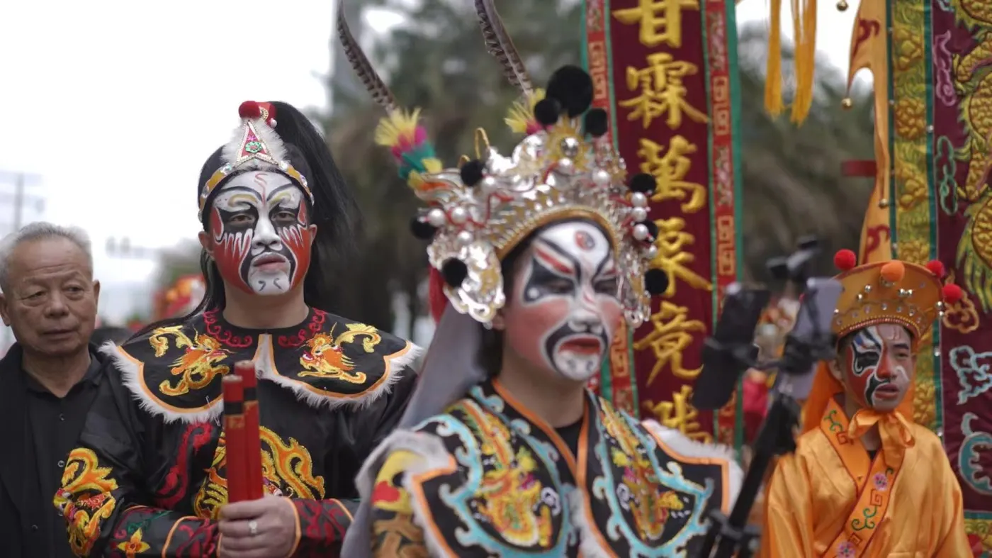 三名队员并立街头，身后一块红匾。图：Zoemonday