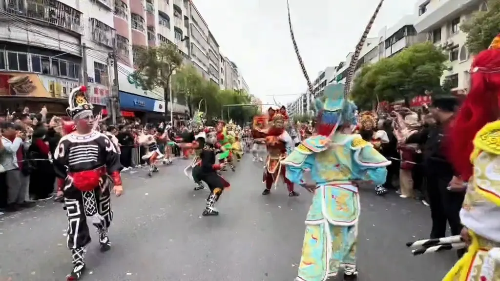 队员的戏服与背后雉尾