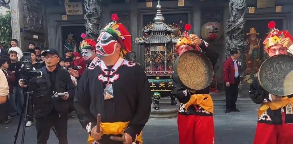 两名队员各持一面大锣,前面是一面大鼓