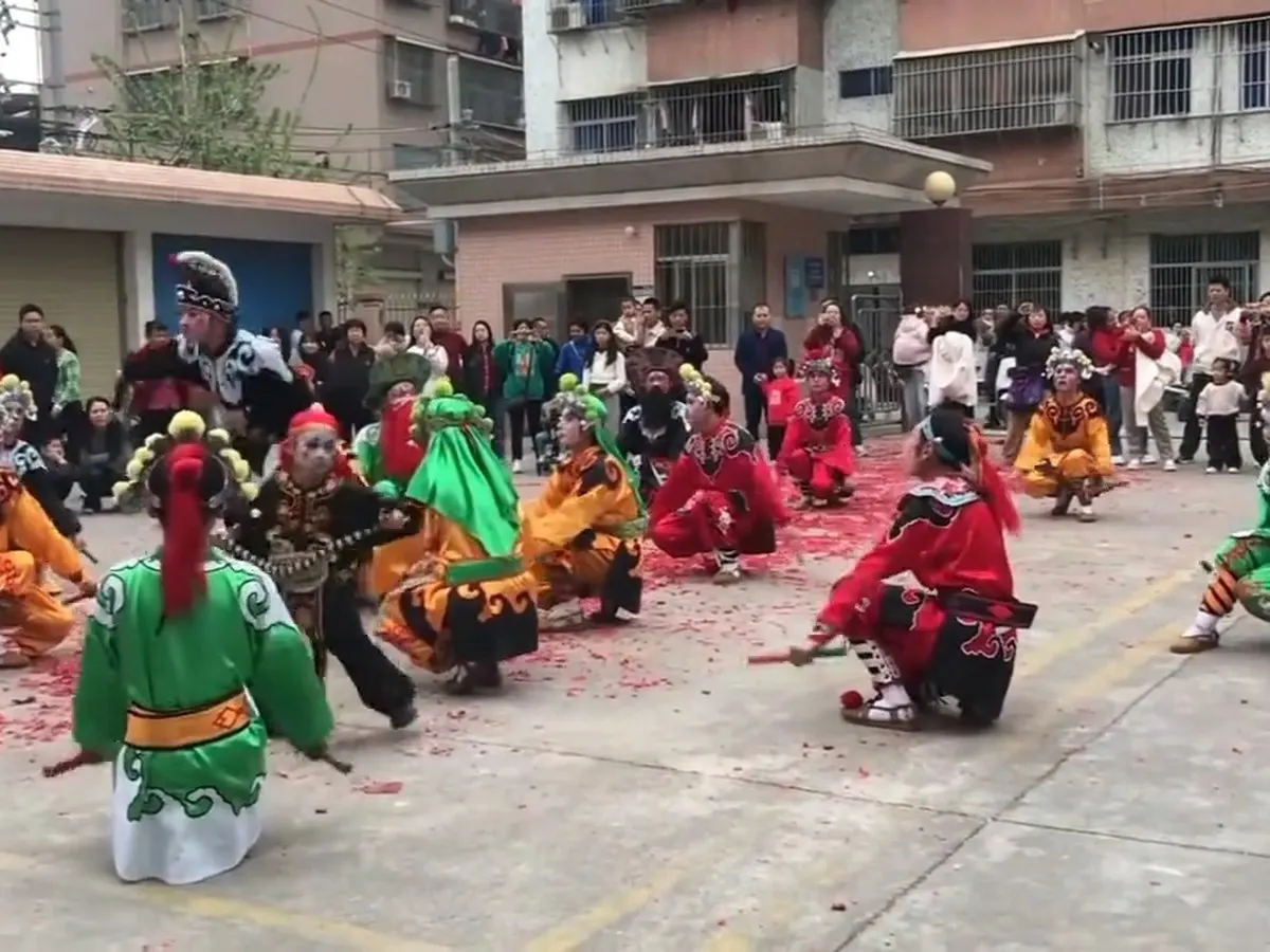 乡里空地上散开，地上落着炮仗纸屑