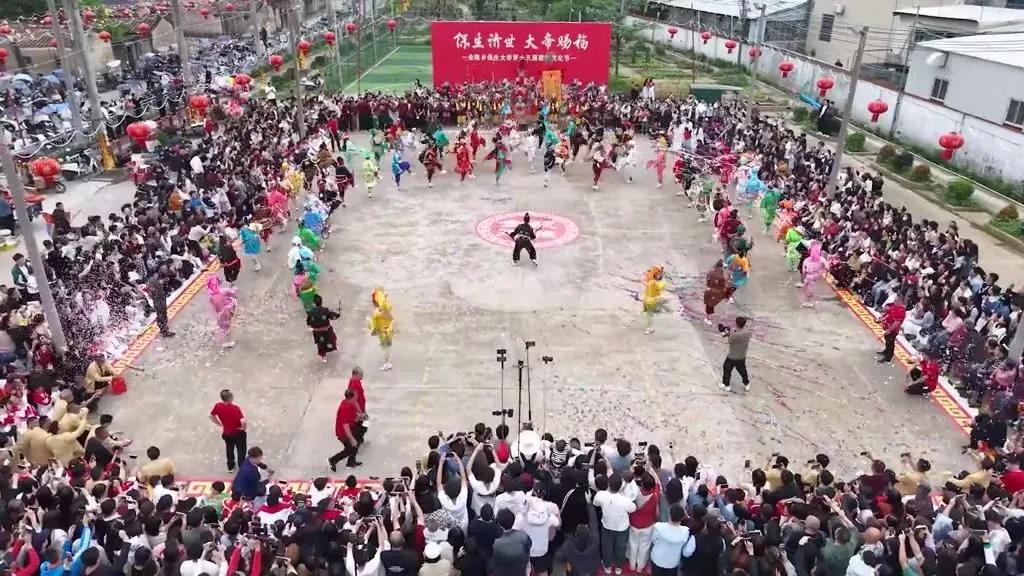 建醮场上，队伍围成一圈，圈心一人领舞
