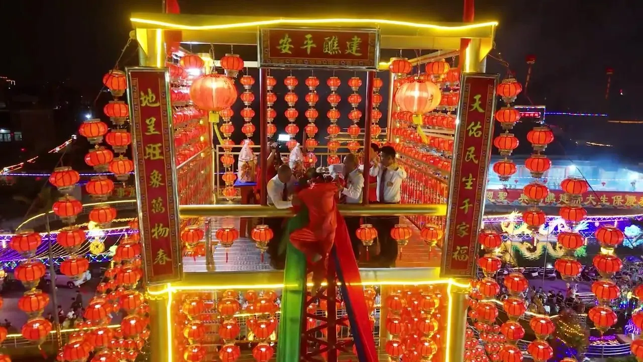 建醮场上的灯楼，匾上写「建醮平安」