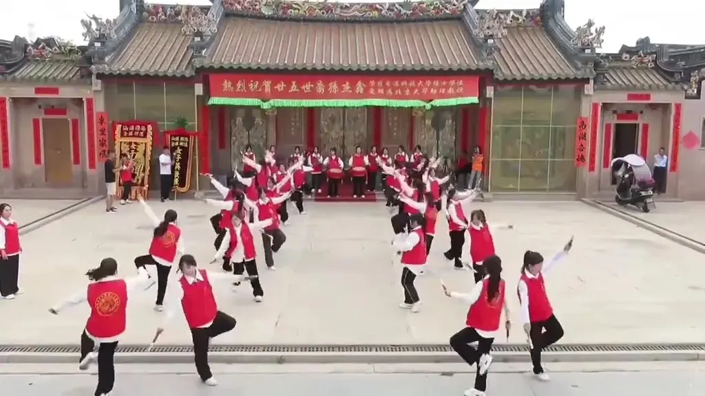 金浦女子英歌队在祠堂前举槌