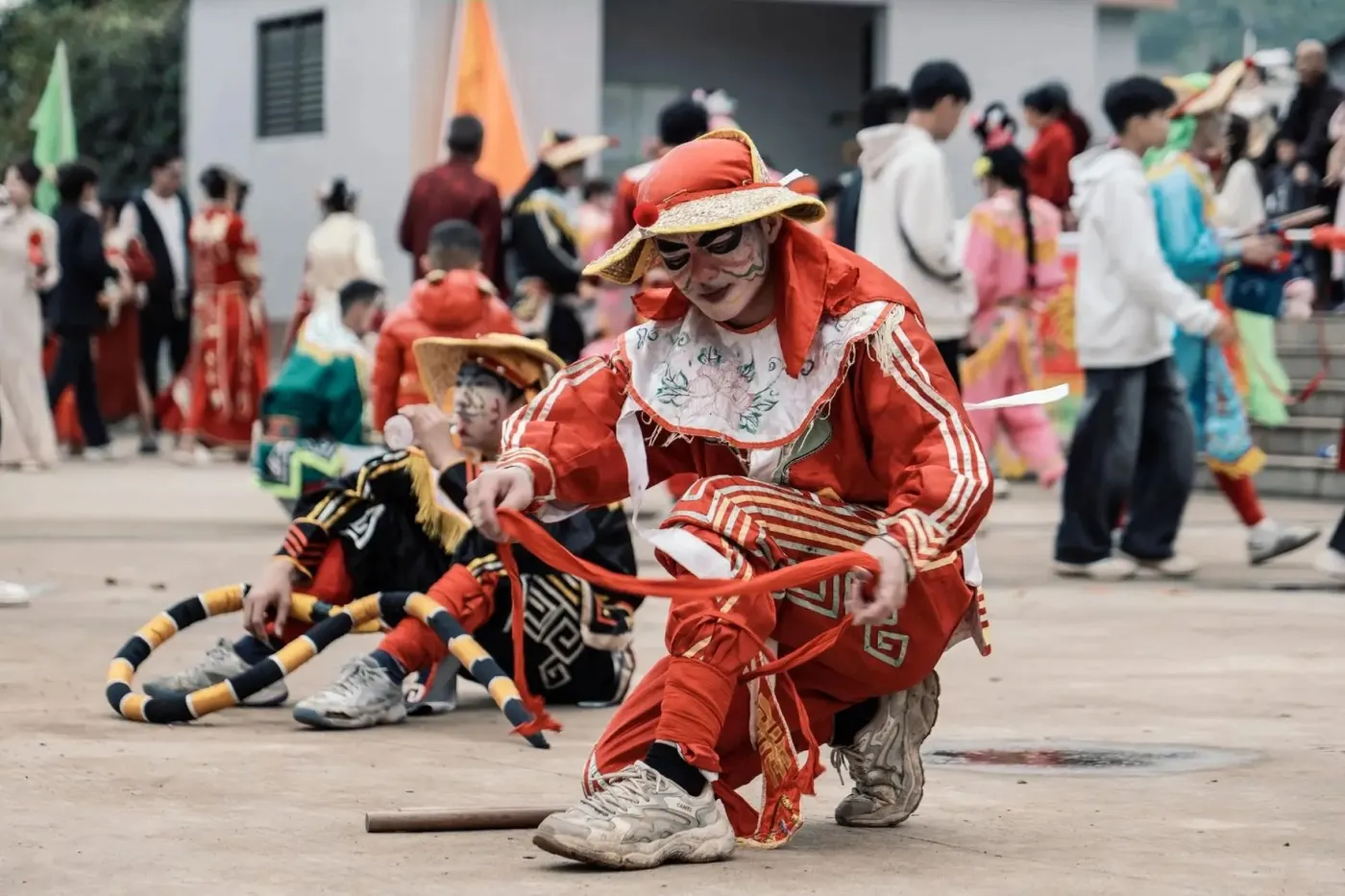 下場休息，槌擱在地上