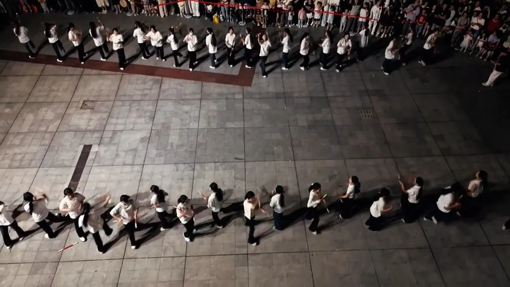 夜间路训，便装列队走街