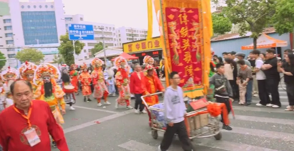 潮陽城區街面，標旗與燈籠開道，隊伍與圍觀人群