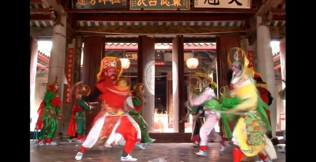 石柱與紅聯前，兩人騰身對擊，紅綠兩身錯開