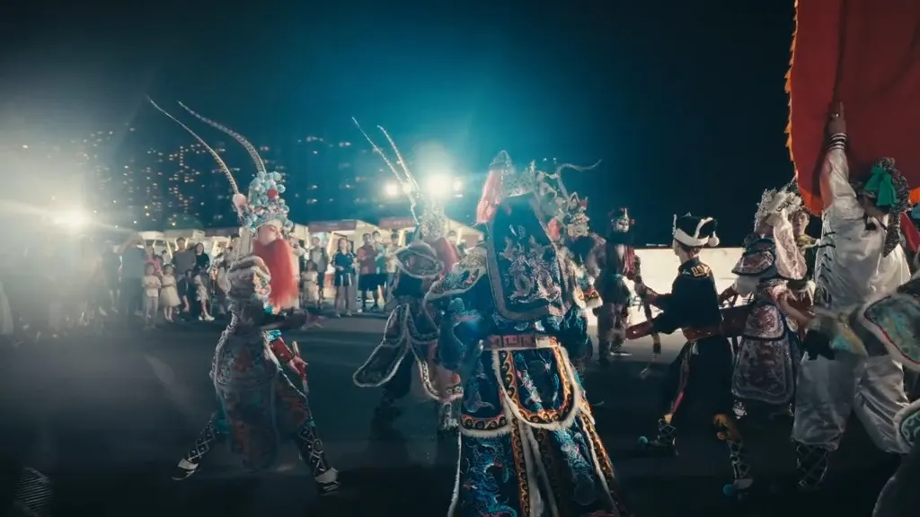 英歌队着正装夜演，队员勾脸、执槌