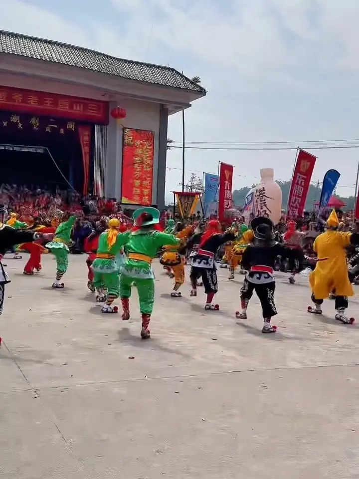 祠堂前地坪上，一队人散开起舞