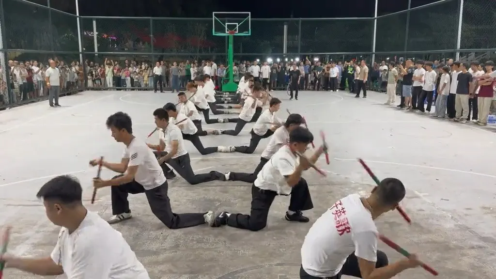 两两相对,单膝跪地,举槌对击