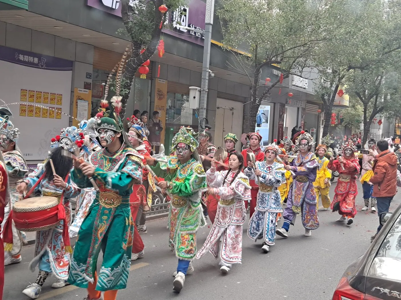街面行进，队员勾脸、持槌、执小鼓