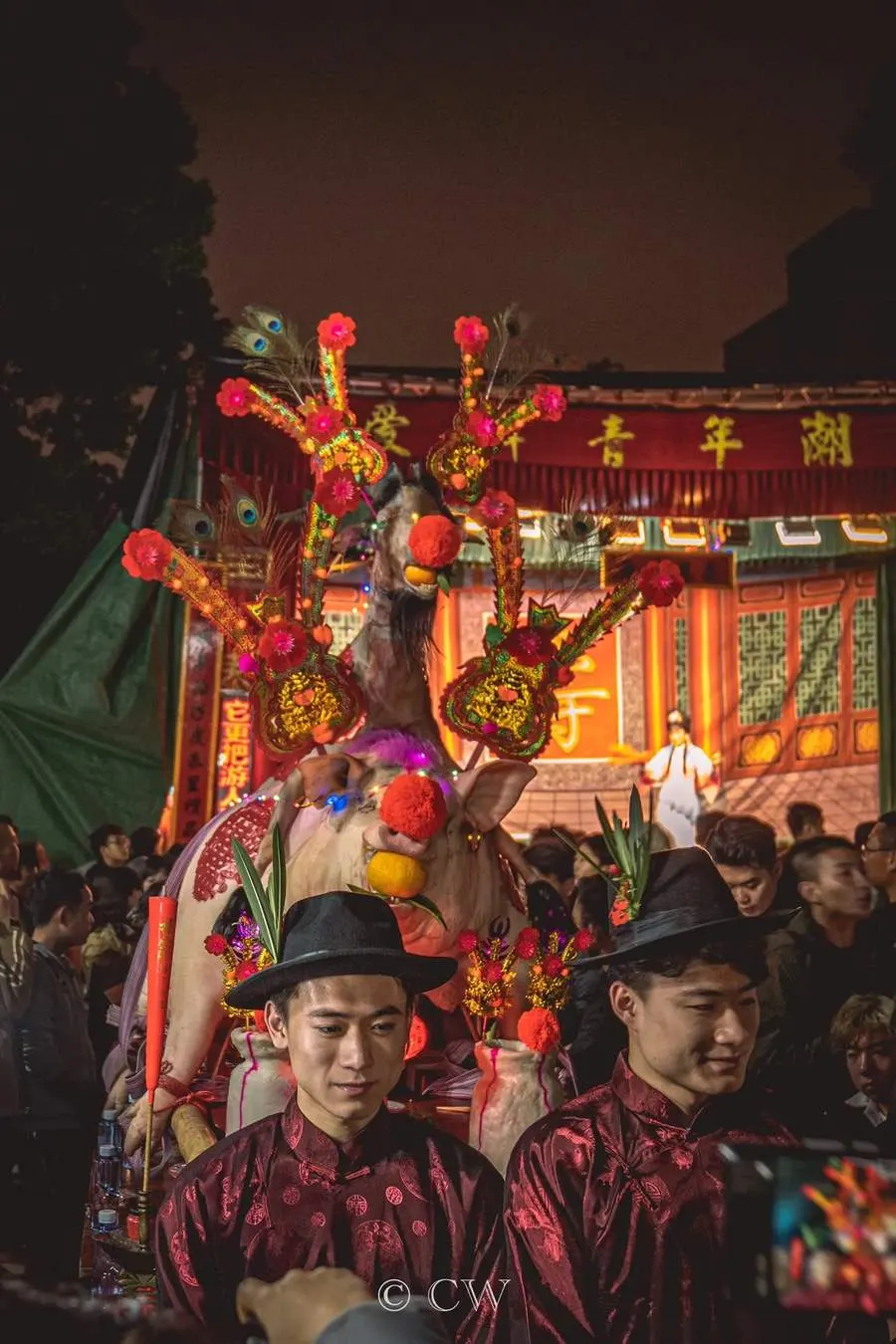 庙前的人群与扛旗的人