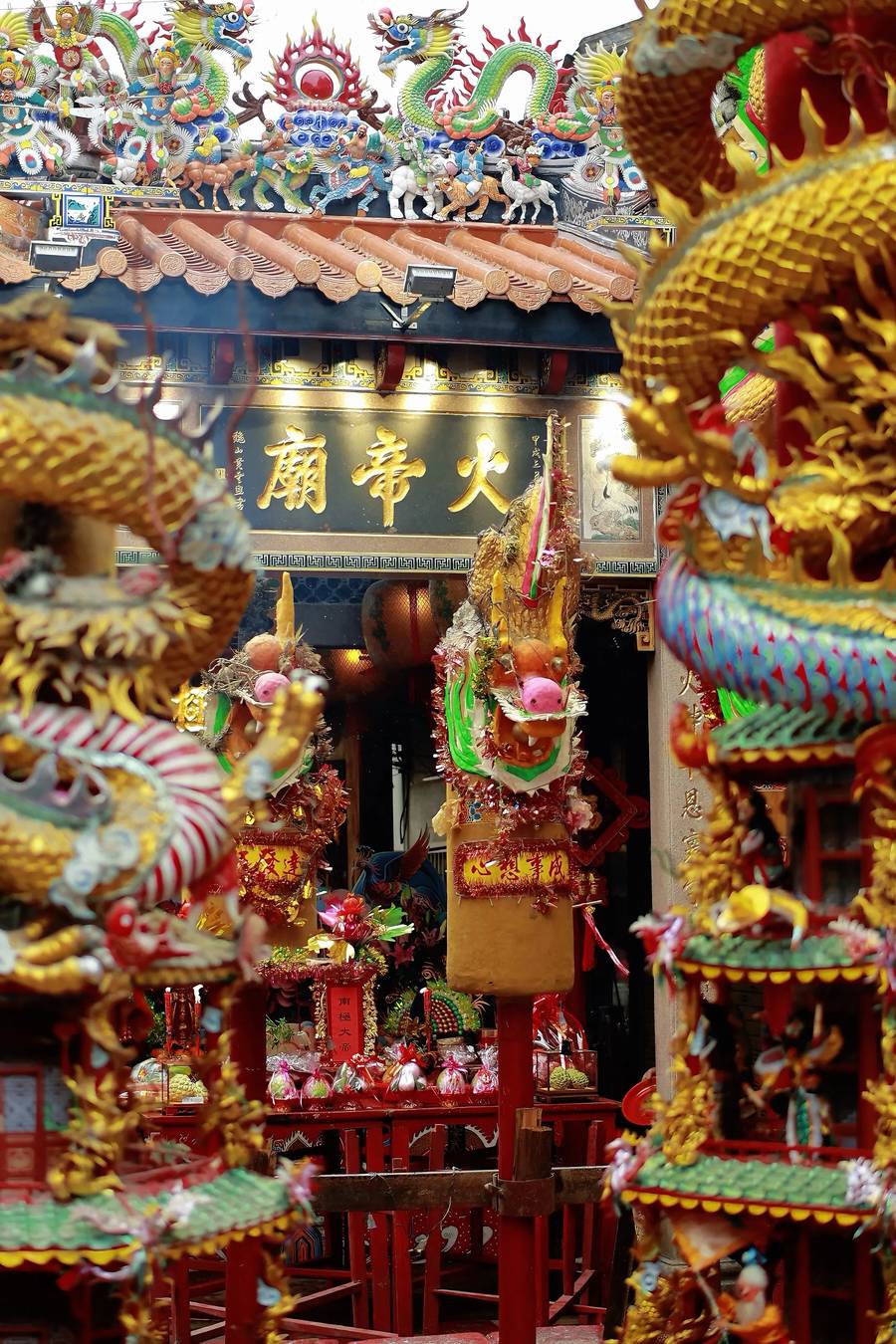 夜里的火帝庙门，龙柱与嵌瓷