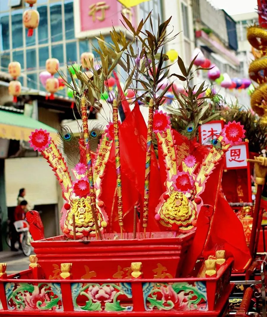 彩楣与香亭，红金配色